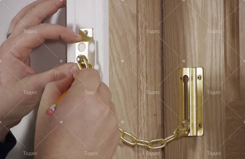 Как установить дверную металлическую цепочку своими руками?